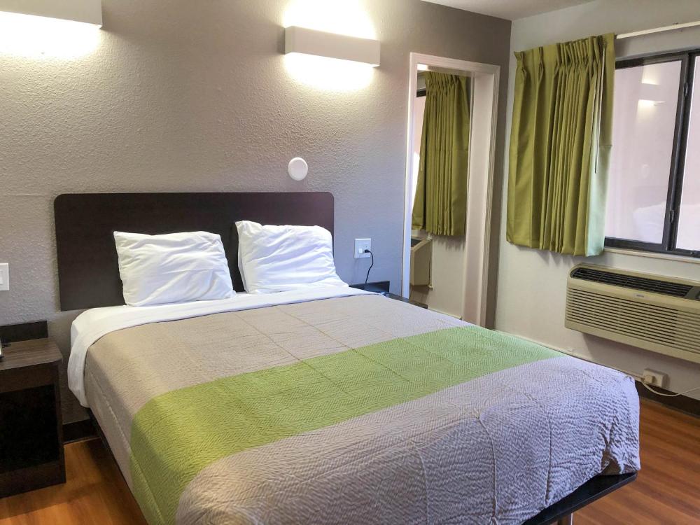 Deluxe Queen Room with Two Queen Beds - Smoking interior