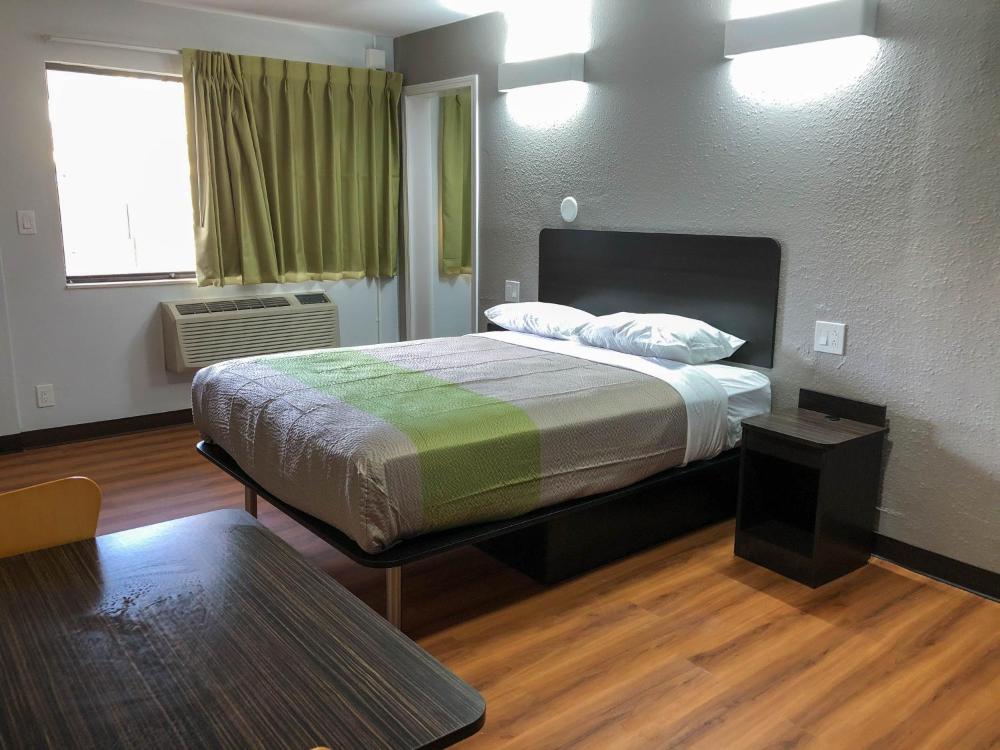 Deluxe Queen Room - Non-Smoking interior